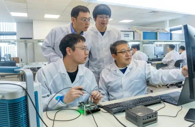 窦强（前排右一）与研发团队进行新产品调试